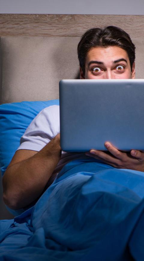 Hombre viendo videos en su pc
