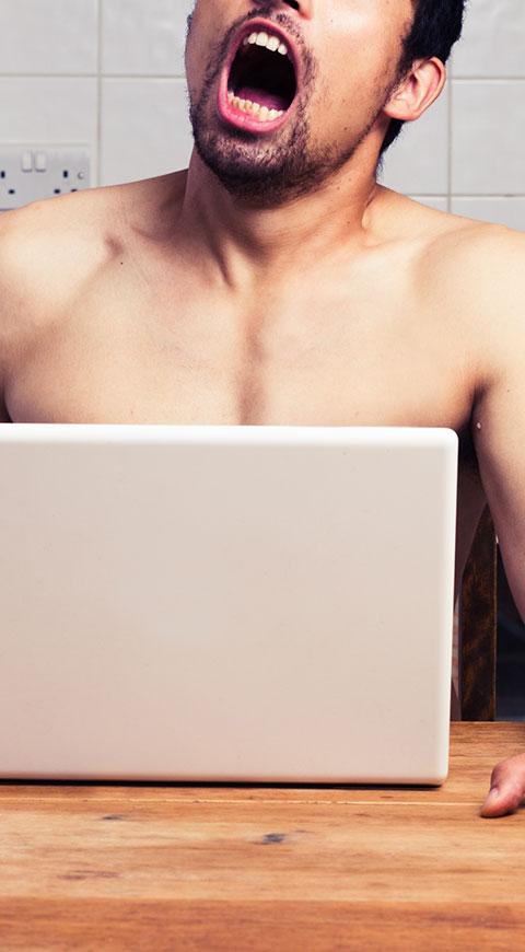 Hombre viendo pornografía