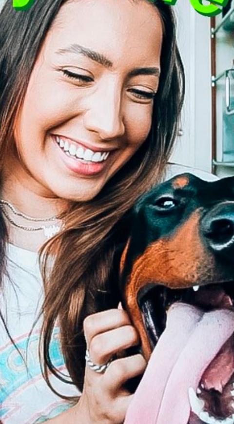 Youtuber Brooke Houts y su perro