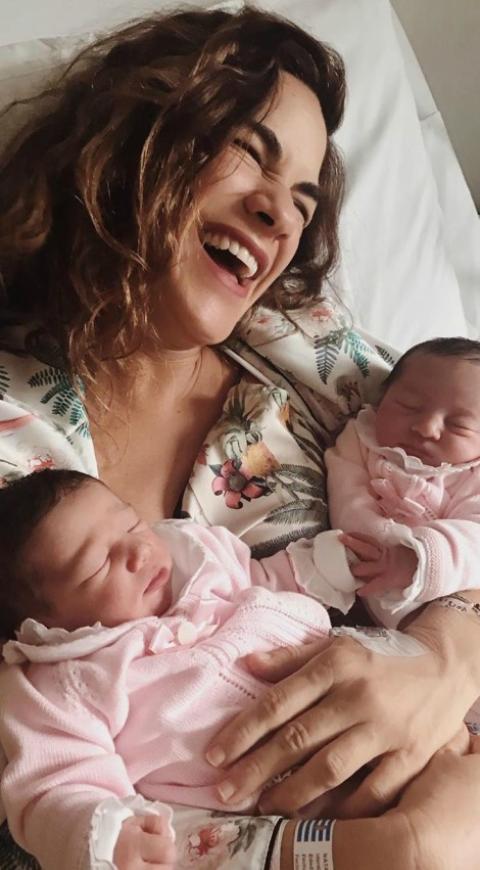 Naty Botero y sus dos mellizas