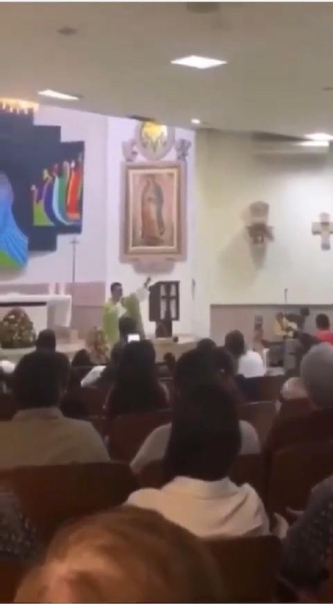 Sacerdote canta tusa en plena misa