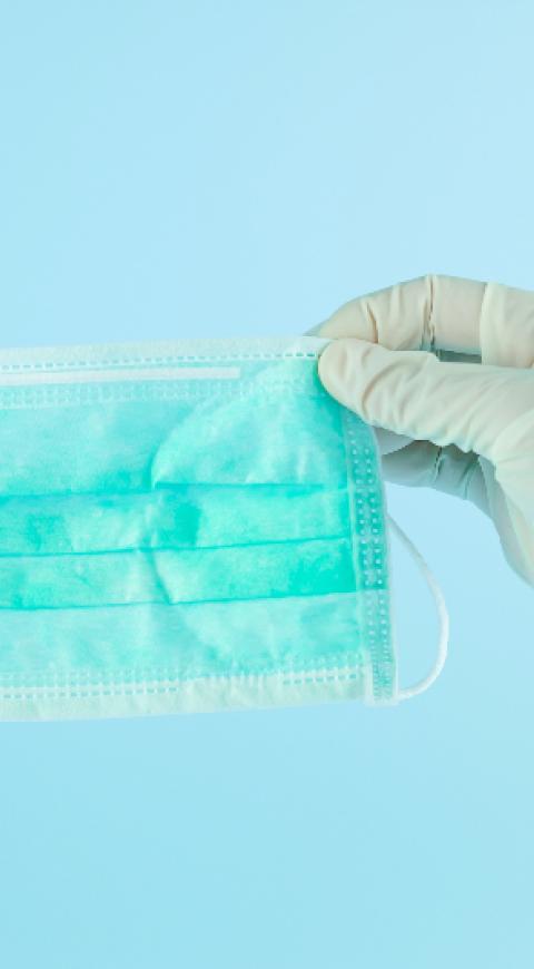 Tapabocas y guantes