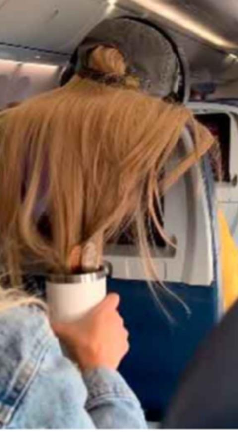 Le pegó un chicle a pasajera en avión