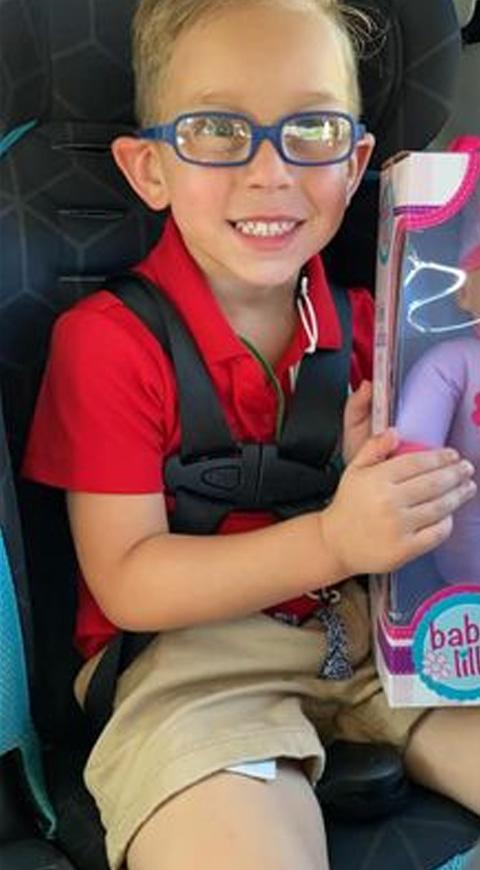 Niño con muñeca