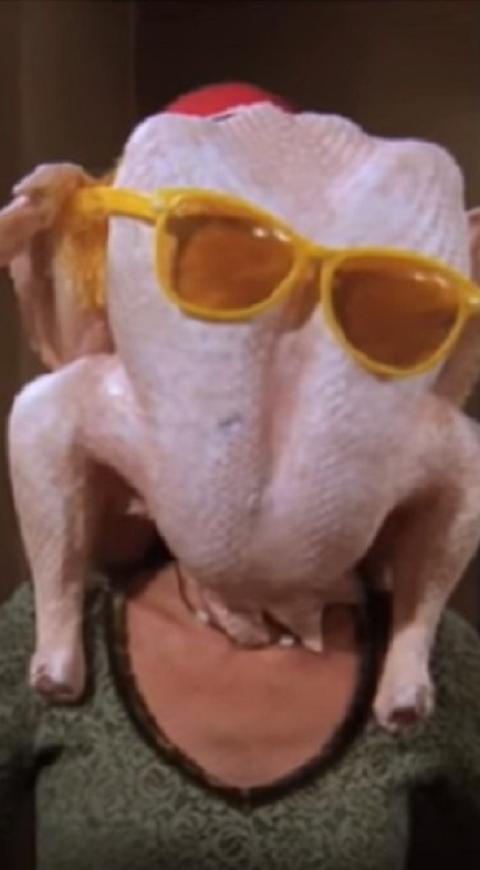 Courteney Cox recrea la famosa escena del pavo en la cabeza