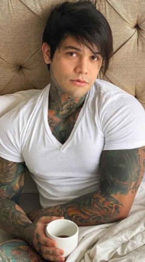 Yeferson Cossio reveló motivo por el que se está borrando los tatuajes