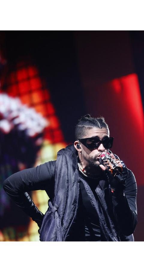 Bad Bunny Bad Bunny cantando en concierto en Los Angeles