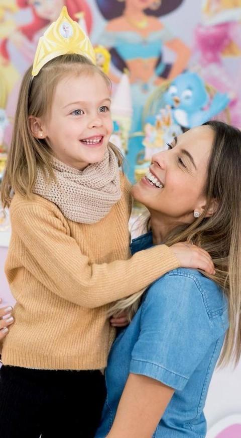 Los productores le ponen el ojo a la hija de Laura Acuña, actúa muy bien Laura Acuña celebrando con su hija
