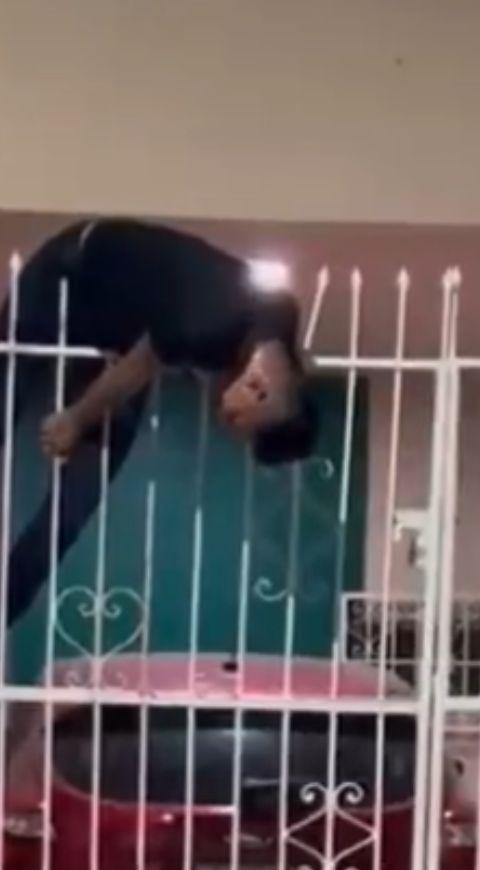 Hombre clavado en una reja Hombre clavado en una reja