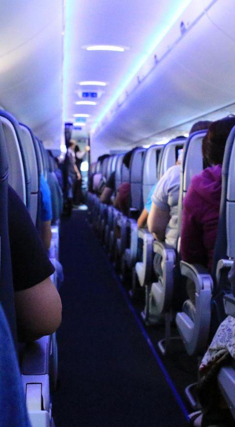 Pelea hombres en un avión Pelea hombres en un avión