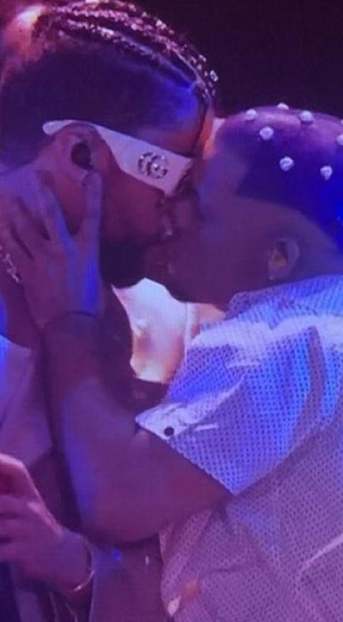 Bad Bunny beso gay Bad Bunny beso gay