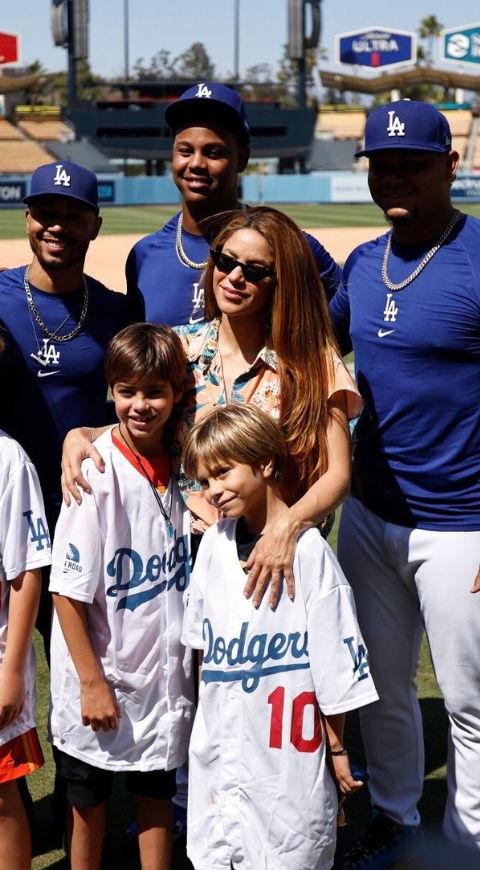 Shakira y sus hijos Foto de Shakira y sus hijos asistiendo a un partido de béisbol