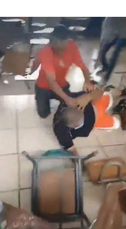 Pelea en reunión de padres Pelea en reunión de padres