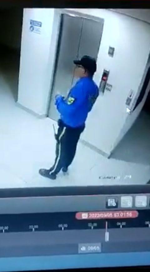 Celador habla con fantasma Celador habla con fantasma