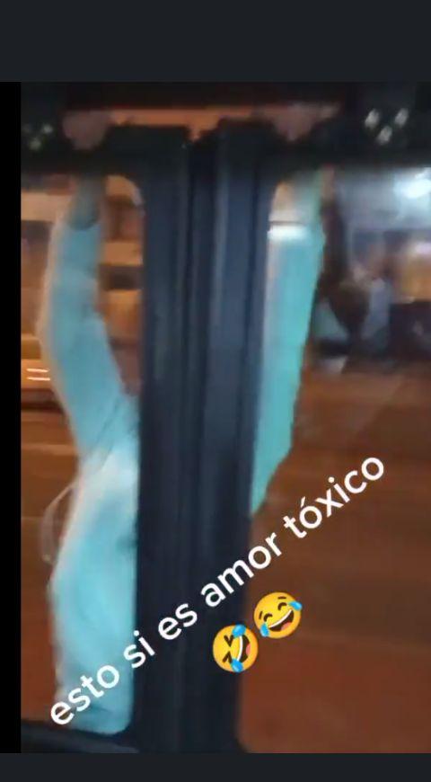 Hombre cuelga de Transmilenio Hombre cuelga de Transmilenio
