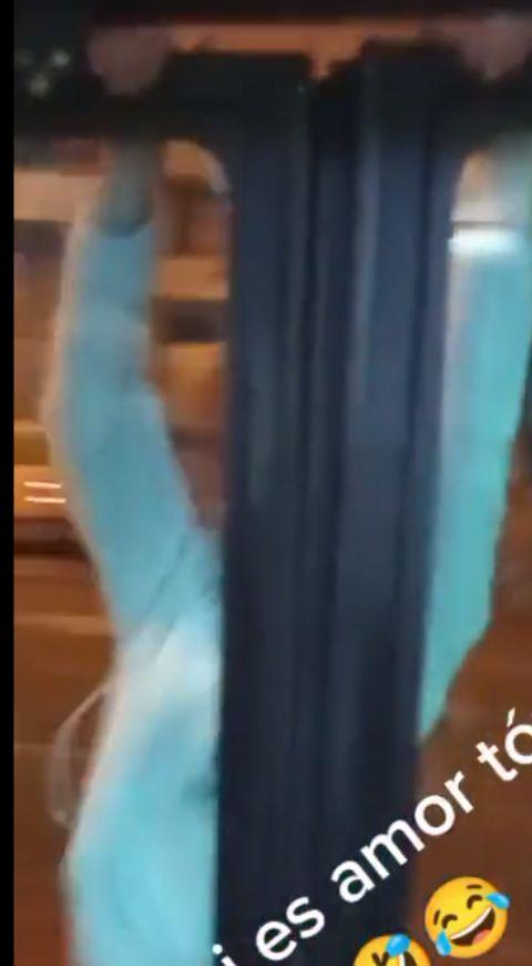 Hombre cuelga de Transmilenio Hombre cuelga de Transmilenio