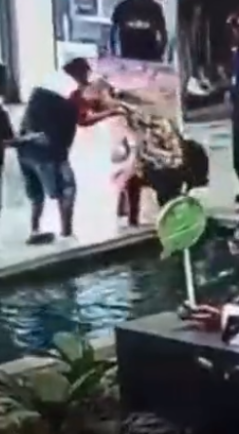 mujer cae a una fuente mujer cae a una fuente