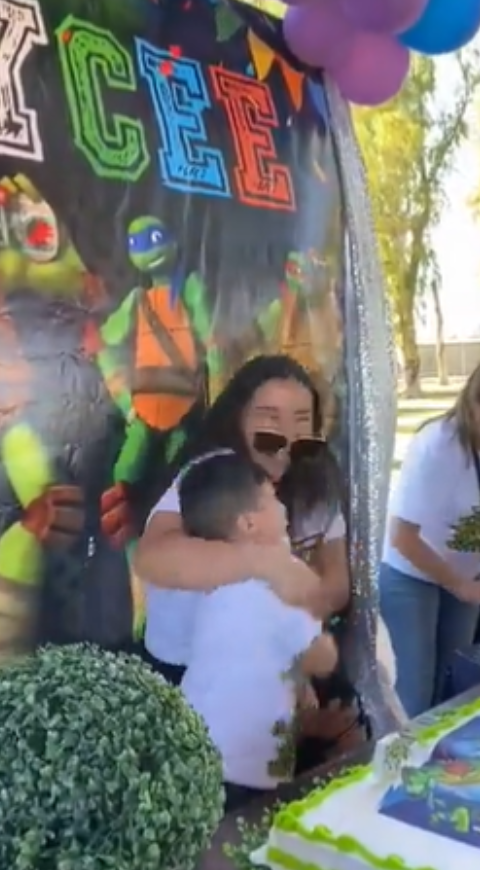 mamá empujó a su hijo contra el ponqué mamá empujó a su hijo contra el ponqué