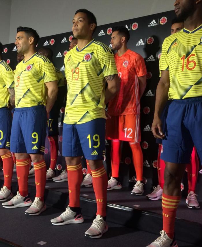 Futbolistas de la Selección Colombia con la nueva indumentaria