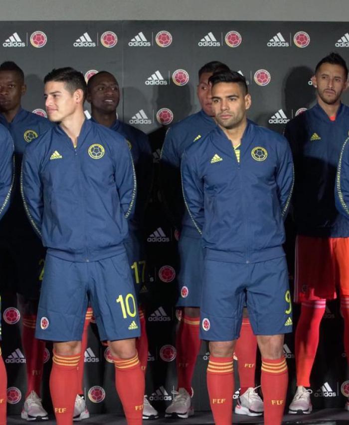 La Selección Colombia portando la nueva indumentaria