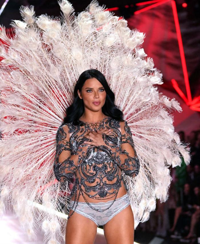 Adriana Lima en desfile de Victoria's Secret