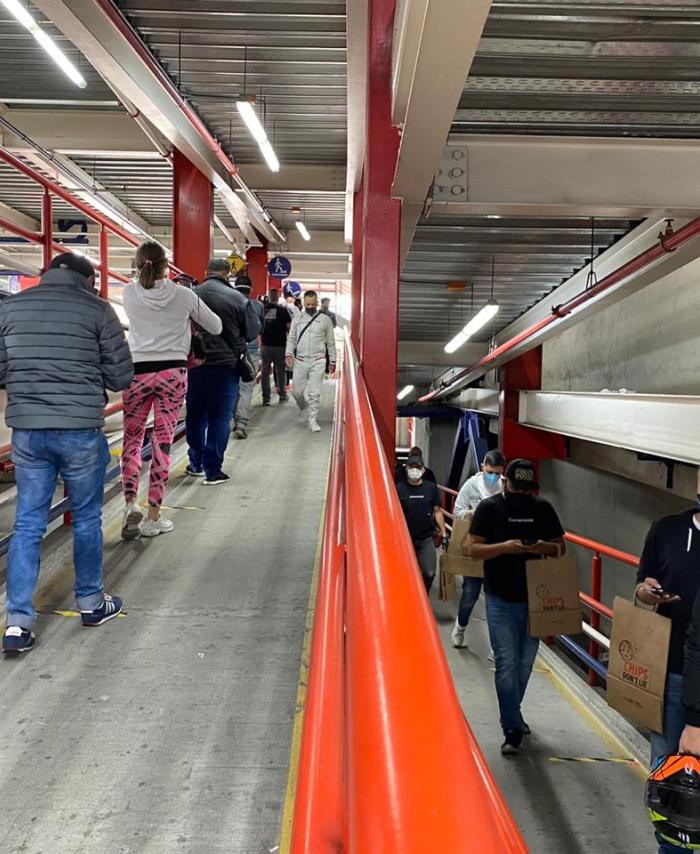 Día sin IVA: largas filas en establecimientos