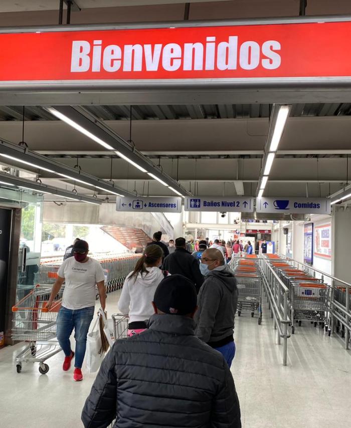 Día sin IVA: largas filas en establecimientos