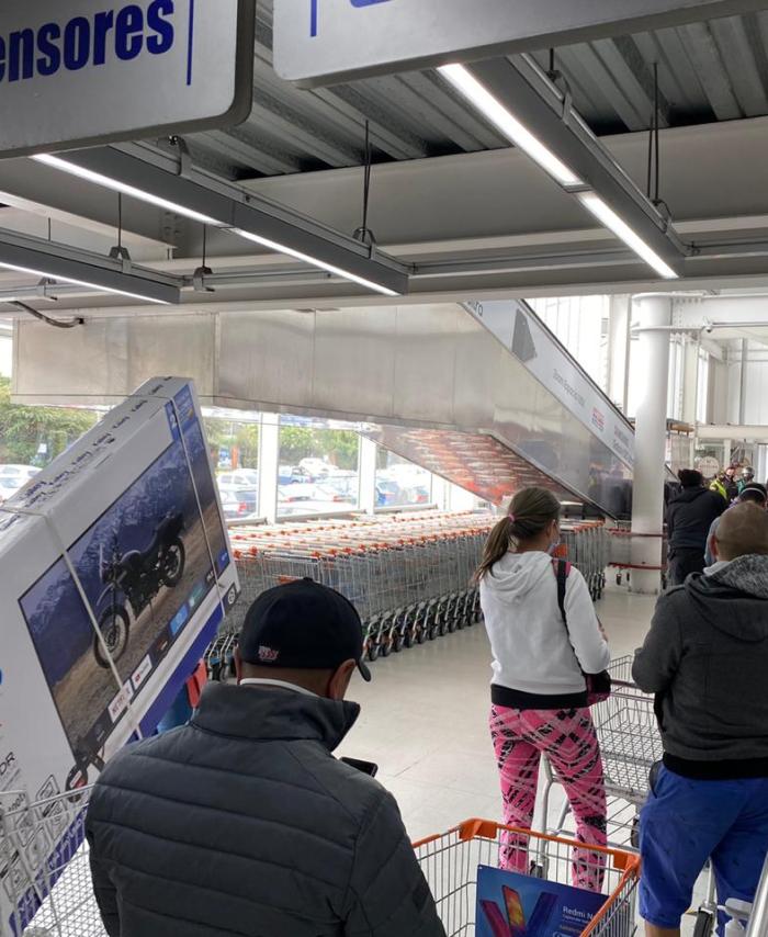 Día sin IVA: largas filas en establecimientos