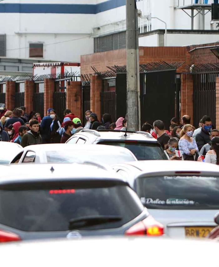 Día sin IVA: largas filas en establecimientos