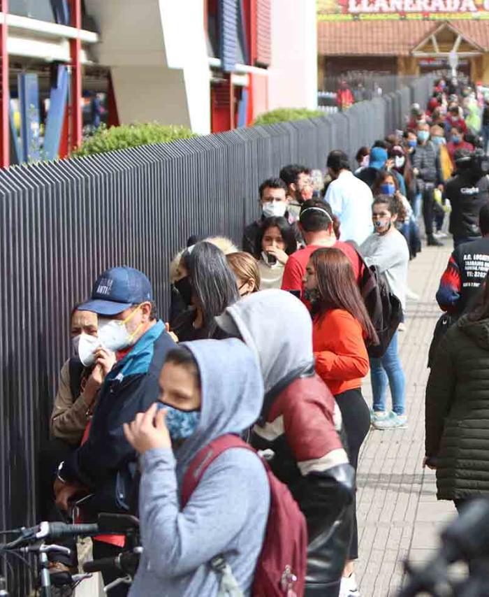 Día sin IVA: largas filas en establecimientos
