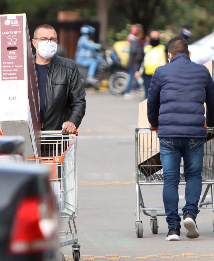 Día sin IVA: largas filas en establecimientos