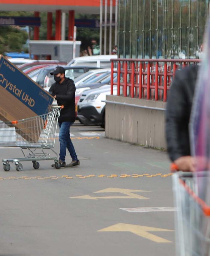 Día sin IVA: largas filas en establecimientos