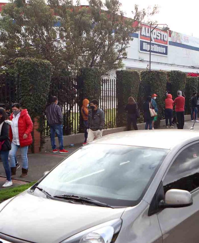 Día sin IVA: largas filas en establecimientos
