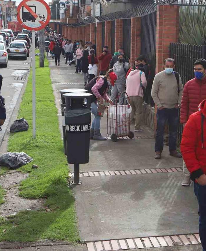 Día sin IVA: largas filas en establecimientos