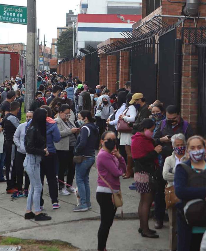 Día sin IVA: largas filas en establecimientos