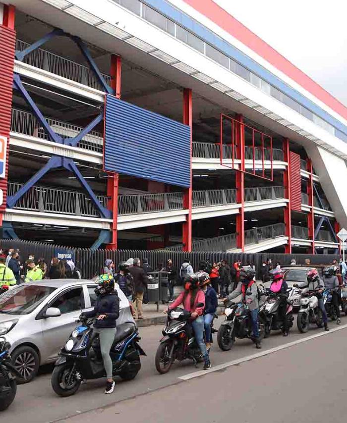 Día sin IVA: largas filas en establecimientos