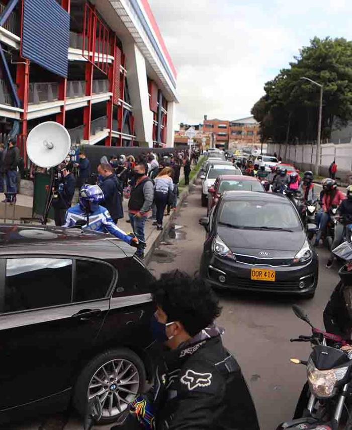 Día sin IVA: largas filas en establecimientos