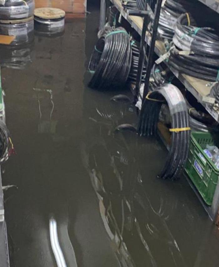Fuerte aguacero deja casas y negocios inundados, en Bogotá