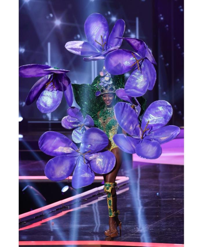 Miss Jamaica, Miqueal Symone Williams en Miss Universo- desfile en traje típico