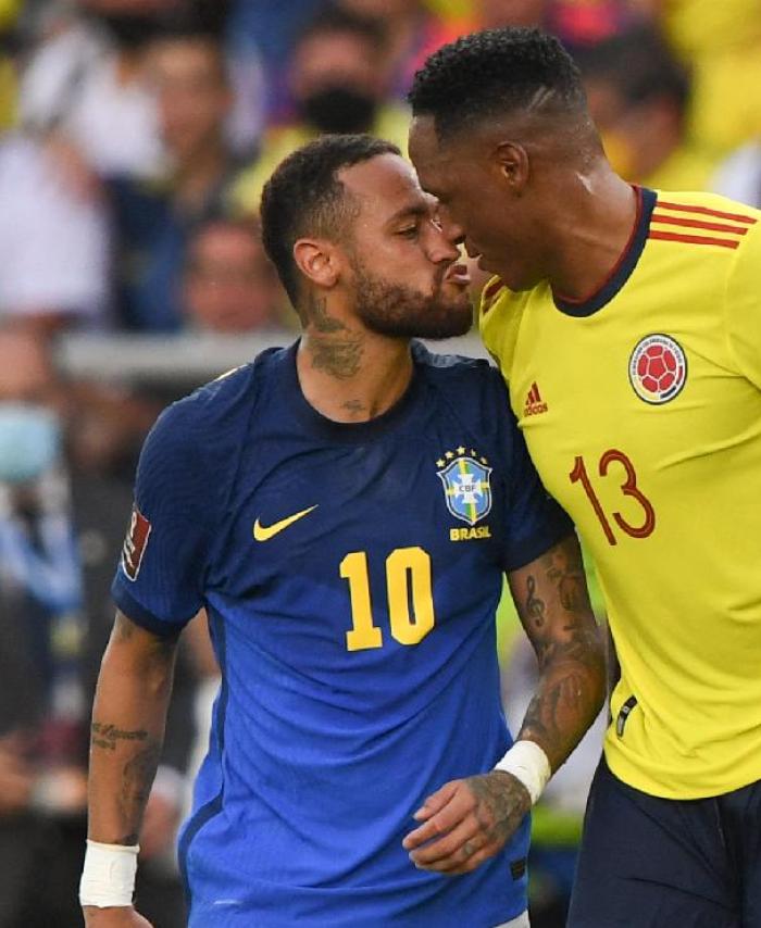 Cara a cara entre Yerry Mina y Neymar