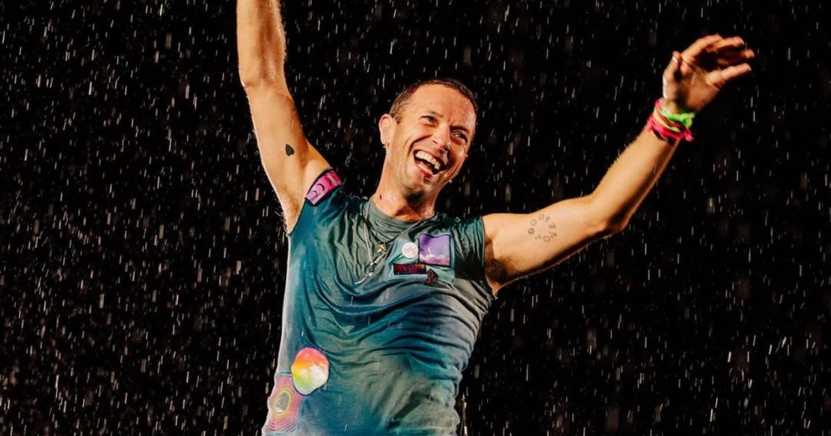 Chris Martin preocupó a sus fans tras sufrir una caída en pleno concierto: ¿está bien?